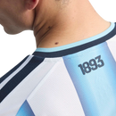 Camisa Seleção da Argentina I 2026 - Copa Do Mundo - Torcedor Adidas Masculina - Azul e branca com detalhes em dourado