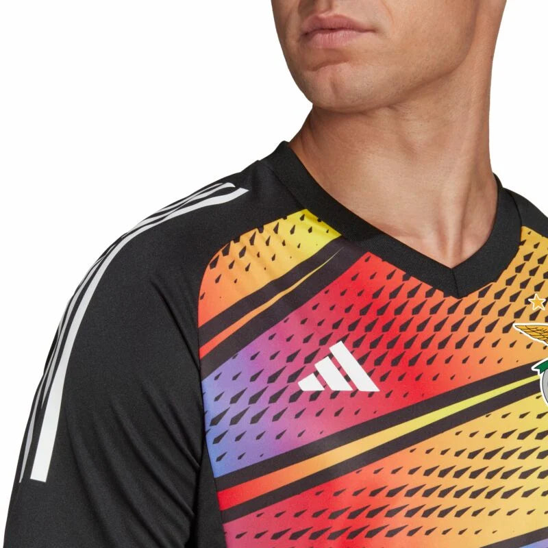 Camisa Benfica Pré-Jogo 23/24 - Torcedor Adidas Masculina - Preta com detalhes em amarelo e vermelho e azul