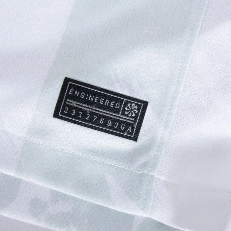Camisa Liverpool III 24/25 - Torcedor Nike Masculina - Branca com detalhes em vermelho e cinza