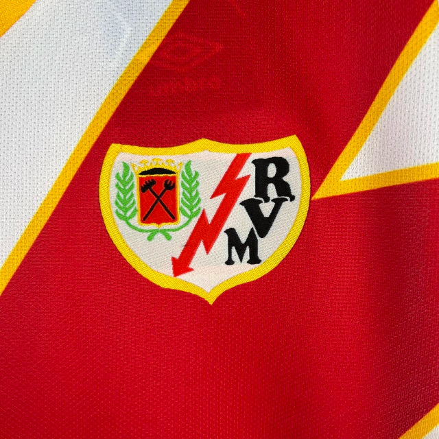 Camisa Rayo Vallecano I 25/26 - Torcedor Umbro Masculina - Branca com detalhes em vermelho e amarelo