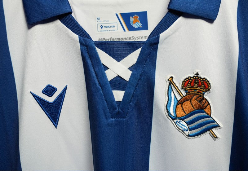 Camisa Real Sociedad l 24/25 - Torcedor Macron Masculina - Branca e azul