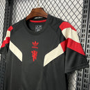 Camisa Manchester United 24/25 - Torcedor Adidas Masculina - Preta com detalhes em branco e vermelho