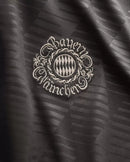 Camisa Bayern de Munique Edição especial Oktoberfest 24/25 - Torcedor Adidas Masculina - Preta com detalhes em bege